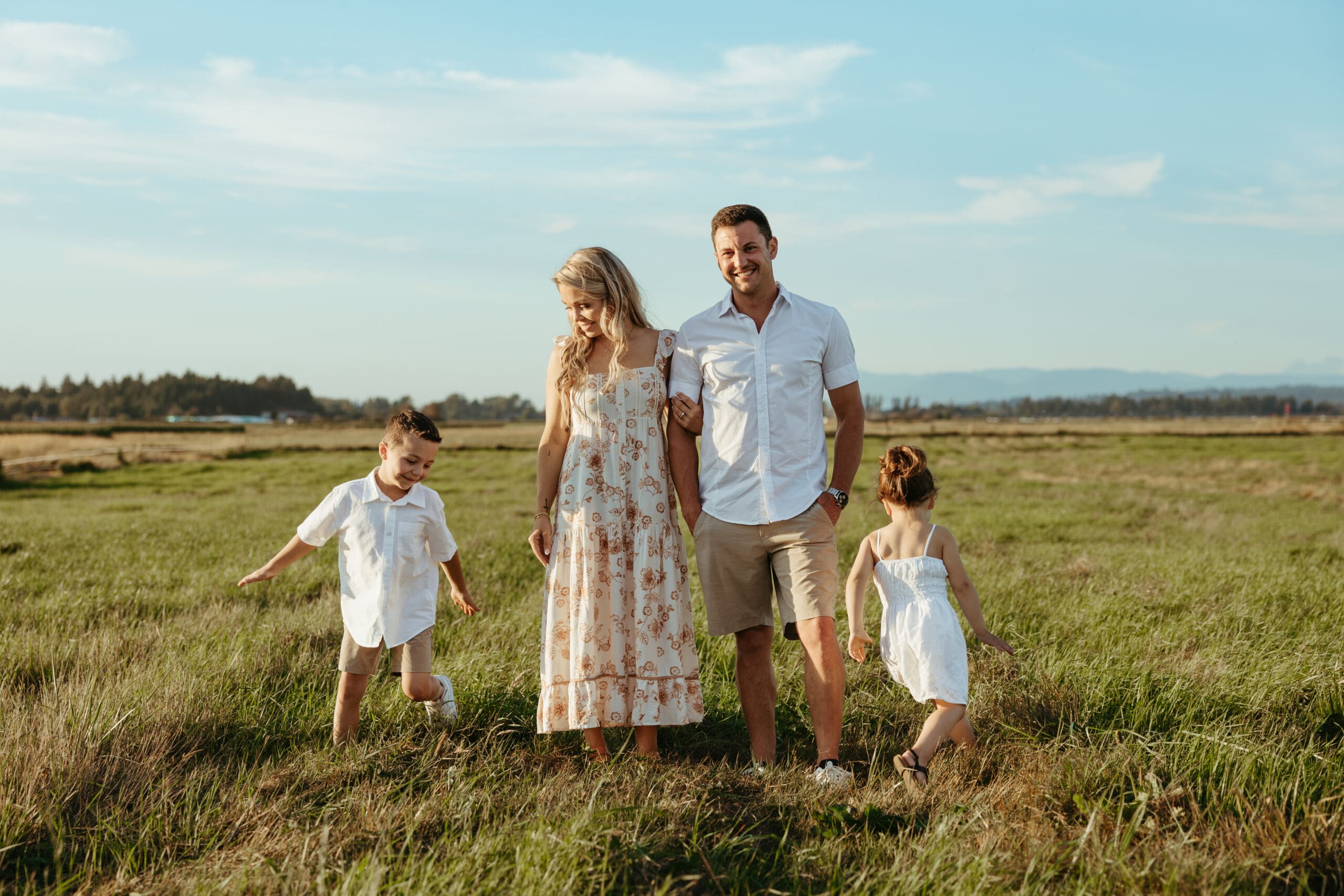 Davis family photoshoot in Snohomish Washington at private residence with parents and children in open field