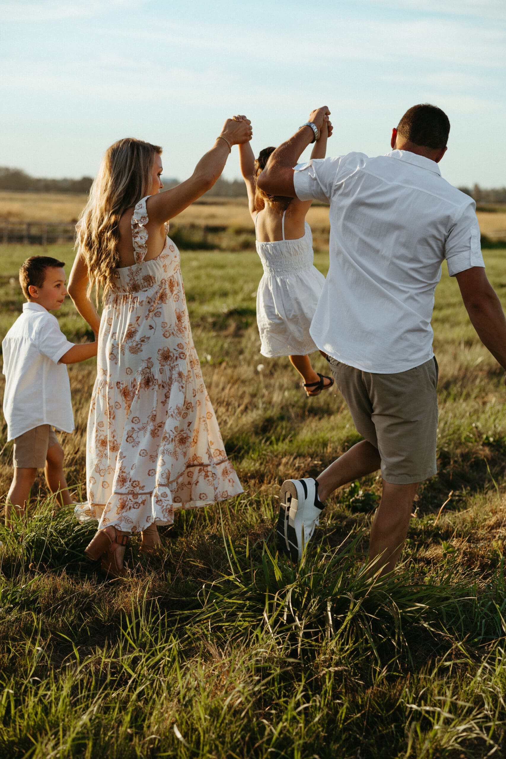 Davis family photoshoot in Snohomish Washington at private residence with parents and children in open field